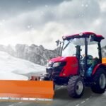 Tym Allrad-Kompakttraktor T395 SH mit Winterpaket Kabine, Schneeschild und Streuer